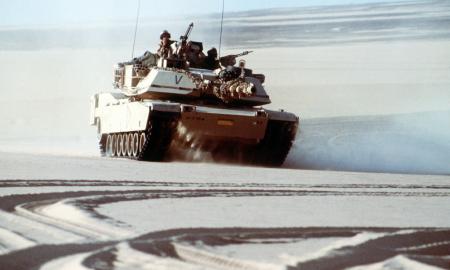 Ruošia 4000 tankų armiją. Kuria savo NATO